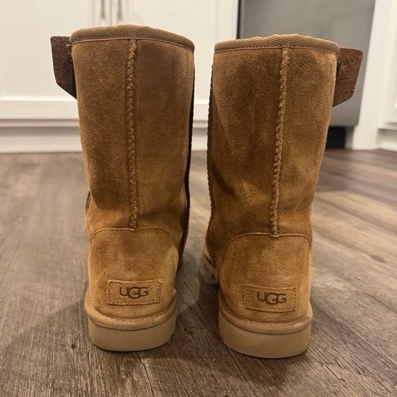 UGG Short Bailey Zip Boots - Picture 3 of 6